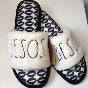 Rae Dunn Besos slipper NWT Suze Medium Kisses